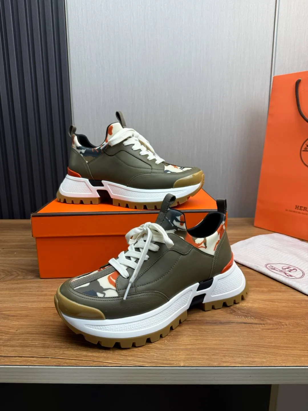 Men's men's shoes 💰780💰 HERMES/Hermès ** men's sports shoes The uppers are made of printed high-tech jersey fabric and calfskin sports shoes. The oversized sole features a geometric pattern and signature "H" detailing for an outdoor style. Black rubber sole, white rubber midsole, black and orange rubber inserts, tundra green lambskin insole, black high-tech canvas lining! Size: 39-40-41-42-43-44 (customized in 38.45)